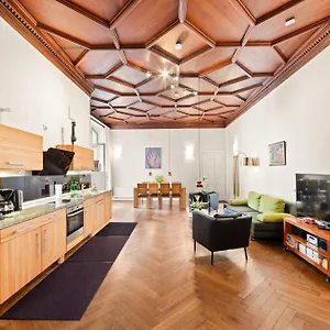 https://downtown-city-landmark-near-checkpoint-charlie.find-berlin-hotels.com